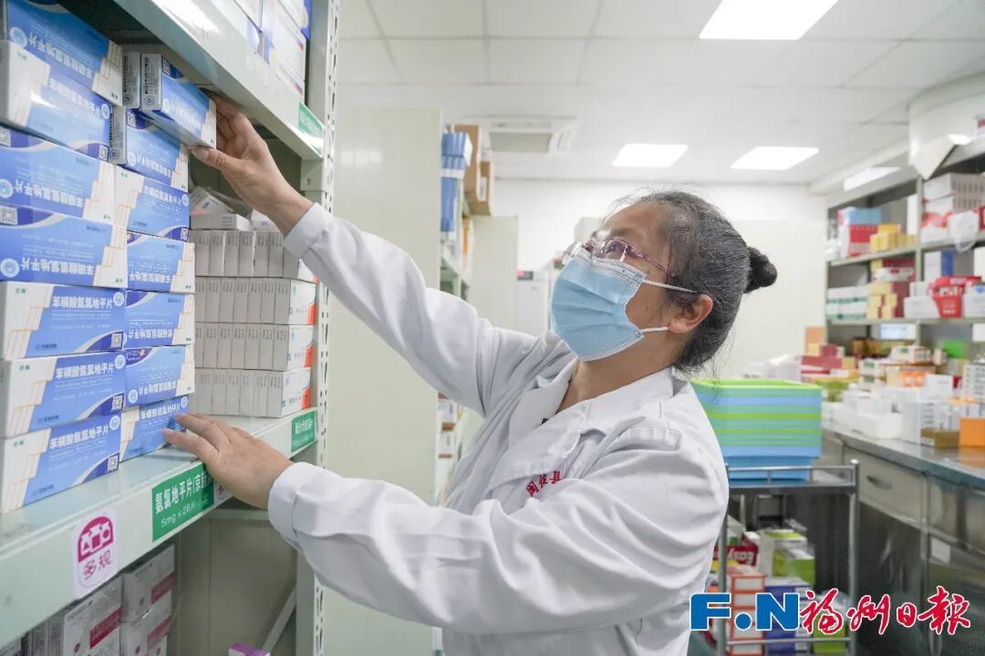 福州一女子公交上晕倒!车上刚好有5位医护人员…… 福州一女子公交上晕倒!车上刚好有5位医护人员……