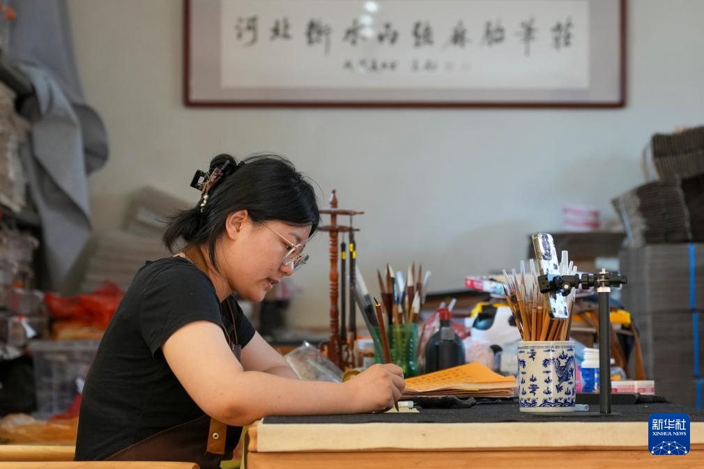 “守艺人”李红玉:一笔传承守匠心 “守艺人”李红玉:一笔传承守匠心