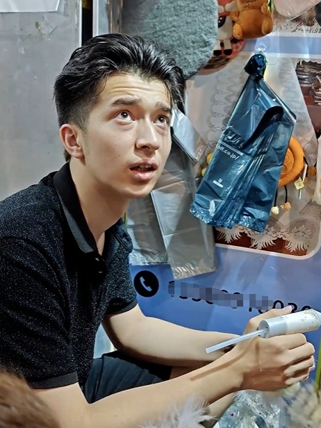 两眼一睁就是做小羊 每天睡三四小时 新疆“富贵小羊”摊主累出两层眼袋 两眼一睁就是做小羊 每天睡三四小时 新疆“富贵小羊”摊主累出两层眼袋