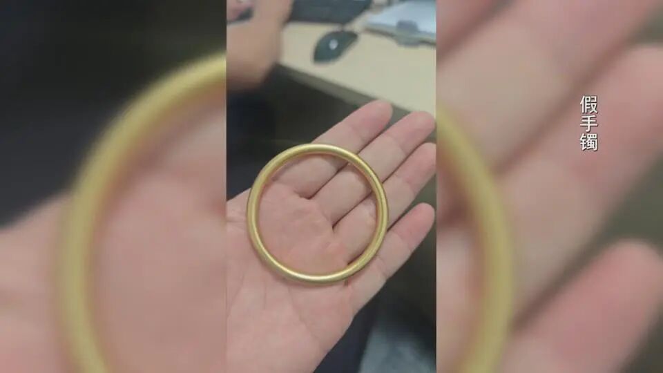 老公同事的老婆竟然在眼皮底下“瞒天过海”!女子发现后气得报警,两人当面吵起来…… 老公同事的老婆竟然在眼皮底下“瞒天过海”!女子发现后气得报警,两人当面吵起来……