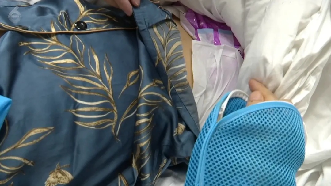 男子突然翻出27楼窗户,顺着水管往下爬,被救后直呼:戒了戒了戒了,再也不敢吃了 男子突然翻出27楼窗户,顺着水管往下爬,被救后直呼:戒了戒了戒了,再也不敢吃了