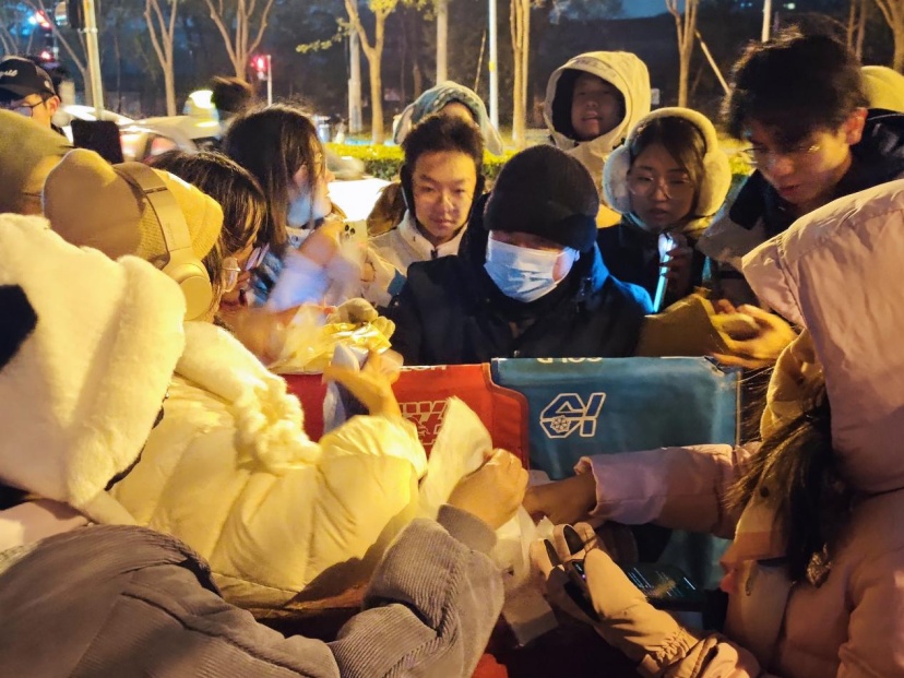 “鹅腿阿姨”被曝原材料是鸭腿,市监局:已接到投诉,正在处理 “鹅腿阿姨”被曝原材料是鸭腿,市监局:已接到投诉,正在处理