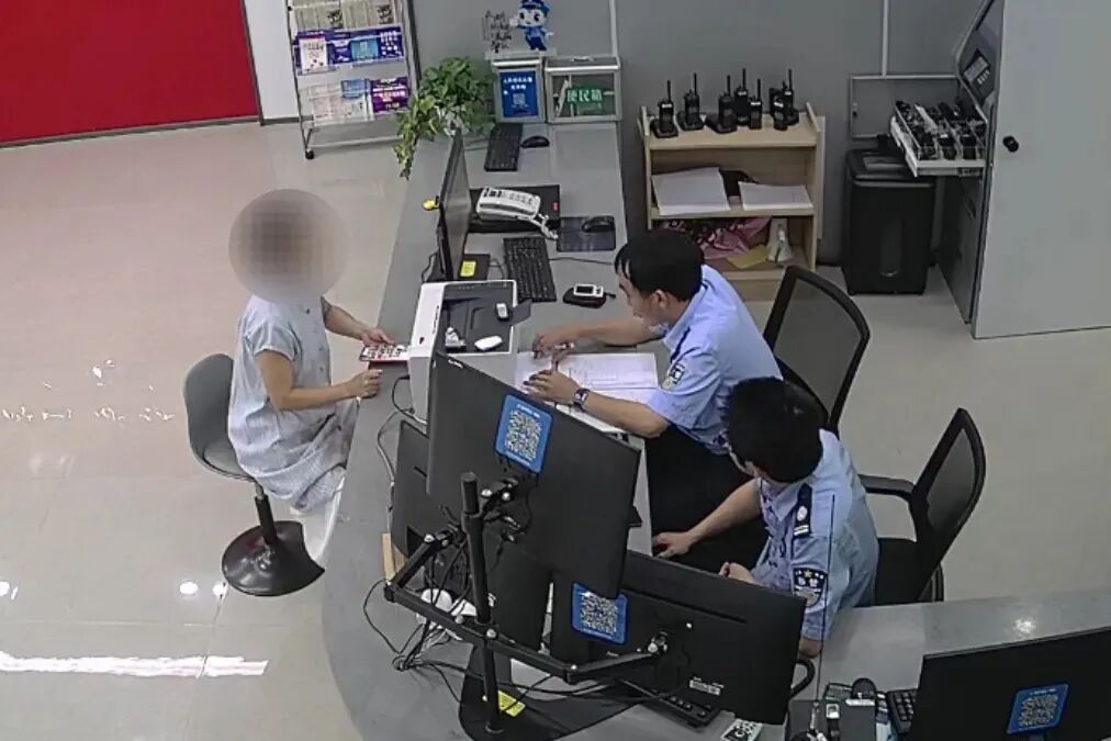 深夜,他们在垃圾堆里翻找“耳朵”…… 深夜,他们在垃圾堆里翻找“耳朵”……