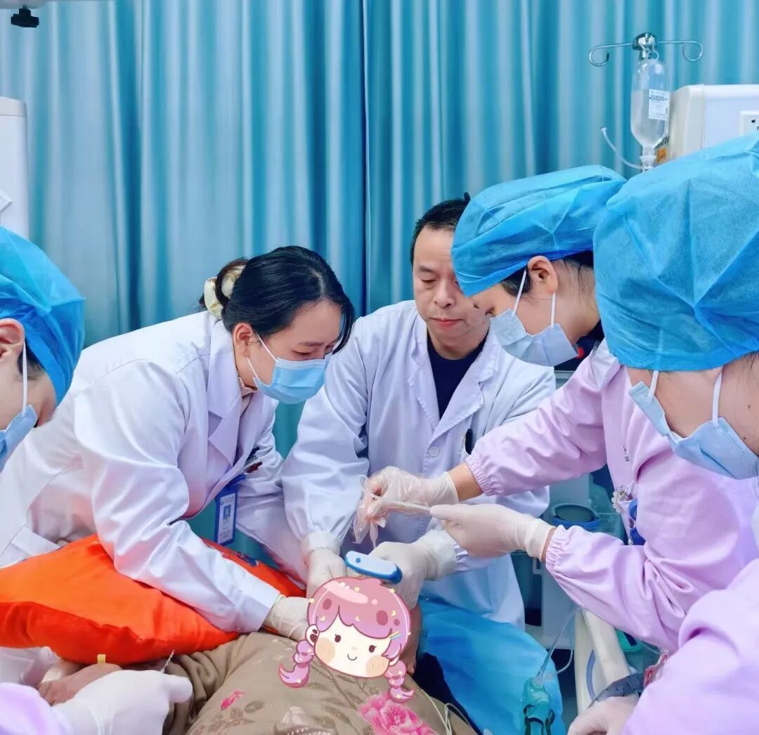 寝室里深夜被蜈蚣咬伤，大二女生突陷“精神失常”，双肺全白被送进ICU