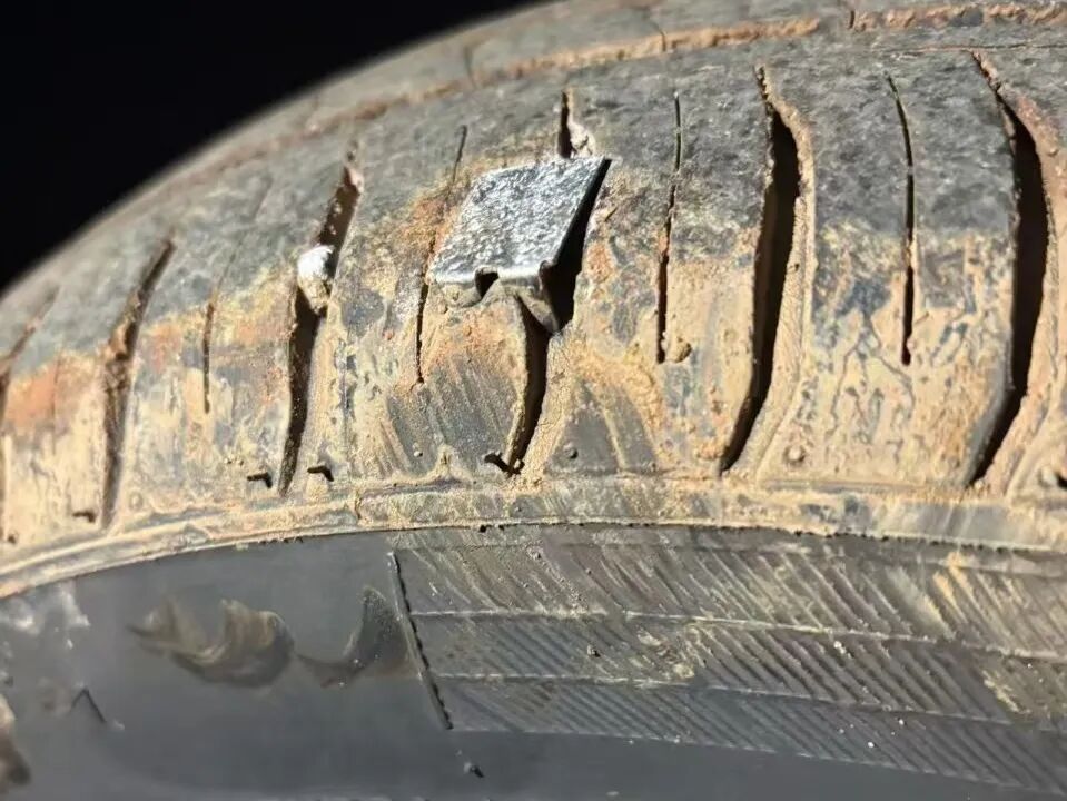 昆明警方通报：多辆汽车被故意抛撒的带刺铁钉扎破轮胎，抓获从事非法运营的14名嫌疑人