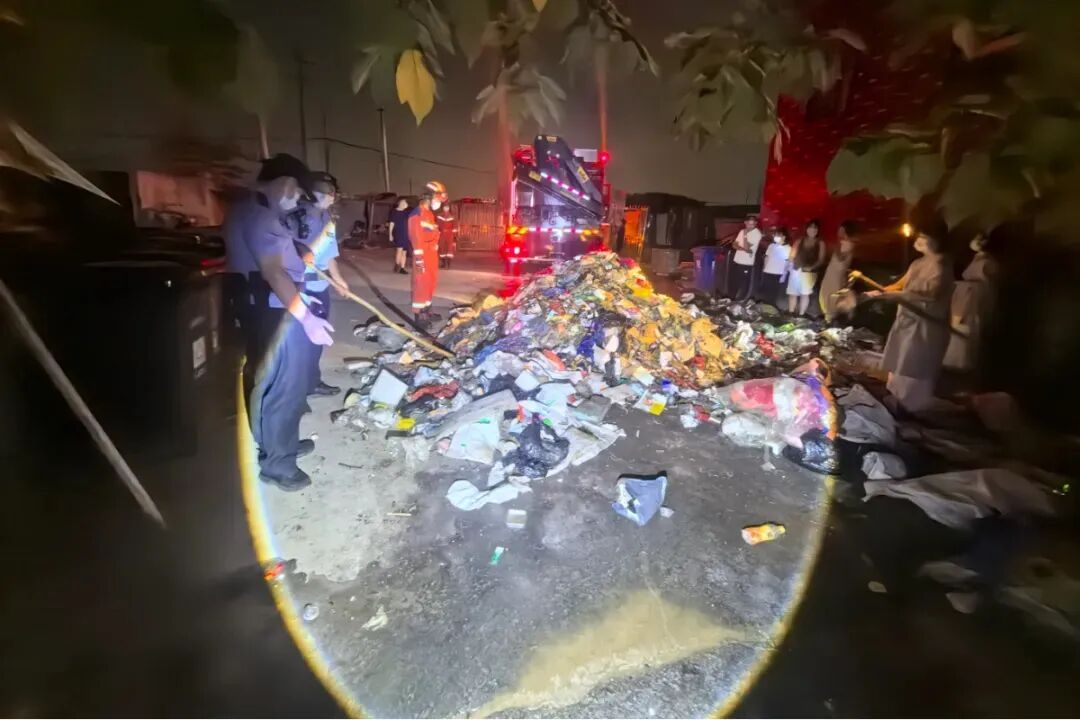 深夜,他们在垃圾堆里翻找“耳朵”…… 深夜,他们在垃圾堆里翻找“耳朵”……