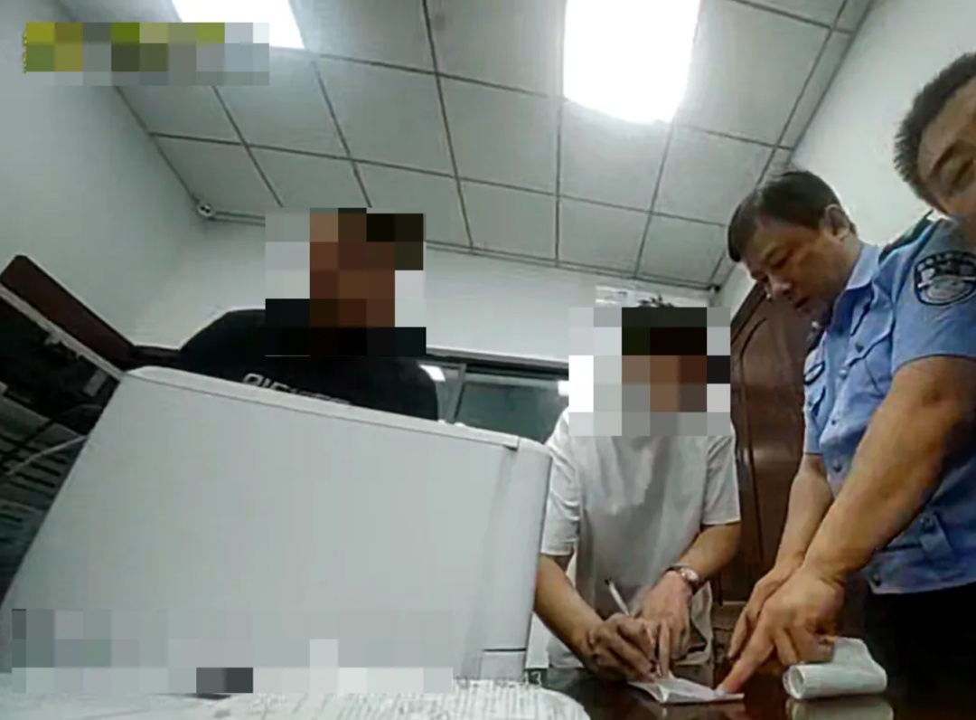惊出一身冷汗！司机避开远光灯后，赫然发现有5人在路上围桌聚餐！