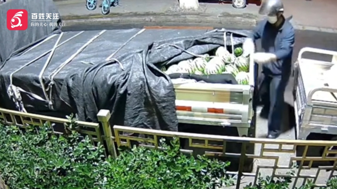 4分钟偷43个瓜,最快5分钟就装满一辆三轮车!51岁男子偷瓜售卖被警方抓获 4分钟偷43个瓜,最快5分钟就装满一辆三轮车!51岁男子偷瓜售卖被警方抓获