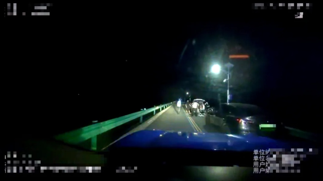 惊出一身冷汗！司机避开远光灯后，赫然发现有5人在路上围桌聚餐！