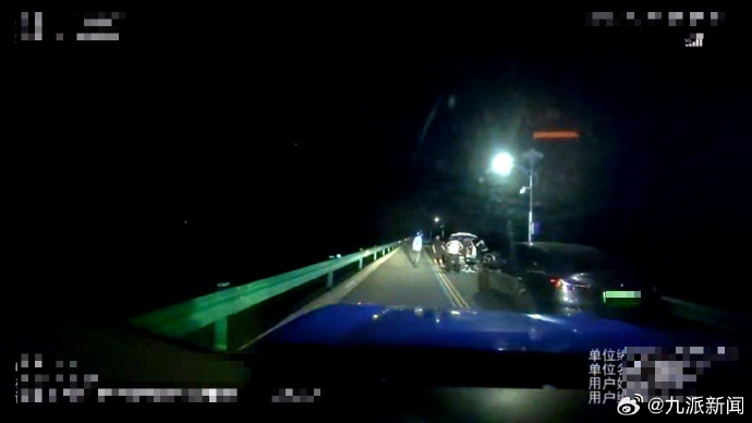 5人在公路中间摆桌吃饭，逗留近1小时，江苏警方通报