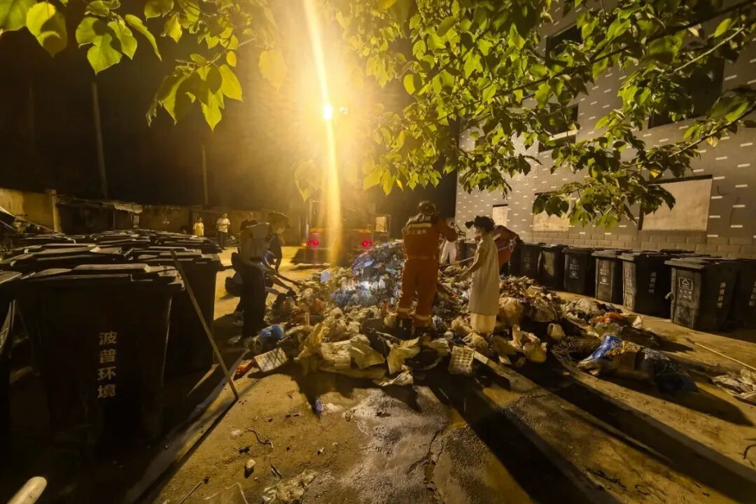 深夜,他们在垃圾堆里翻找“耳朵”…… 深夜,他们在垃圾堆里翻找“耳朵”……