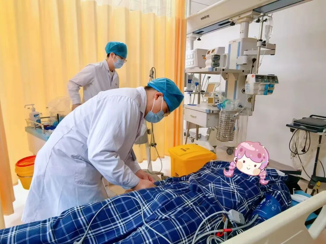 寝室里深夜被蜈蚣咬伤，大二女生突陷“精神失常”，双肺全白被送进ICU