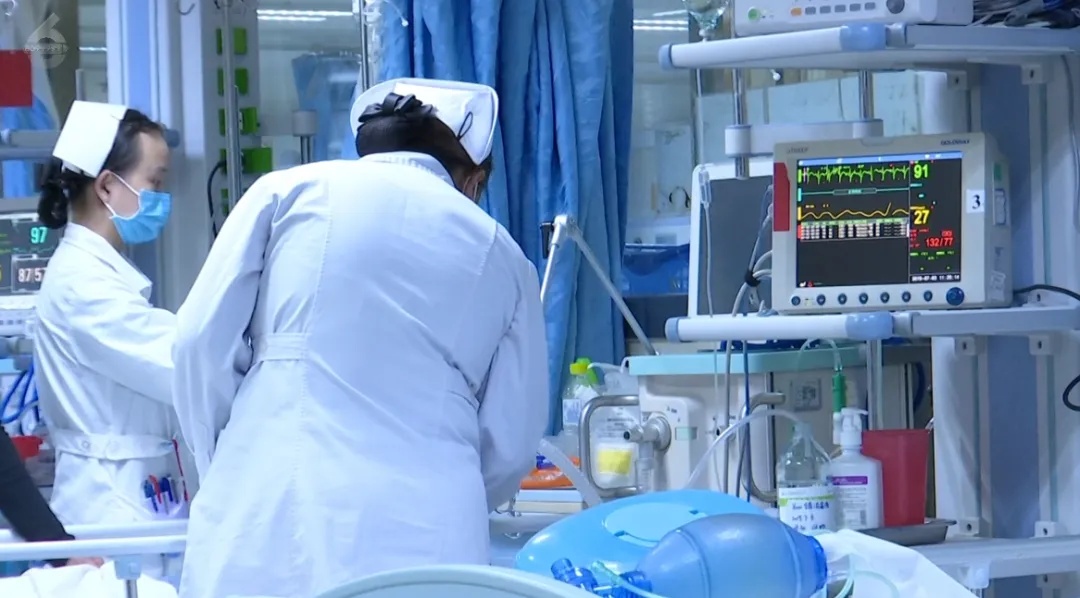 男子突然翻出27楼窗户，顺着水管往下爬，被救后直呼：戒了戒了，再也不敢吃了