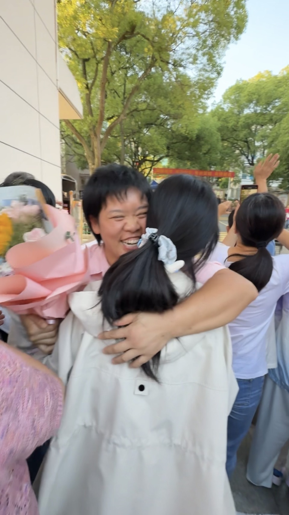 40岁单亲妈妈“扛楼养家16年”:祁东考场外拥抱女儿“挣钱往后放,陪考只有一次” 40岁单亲妈妈“扛楼养家16年”:祁东考场外拥抱女儿“挣钱往后放,陪考只有一次”