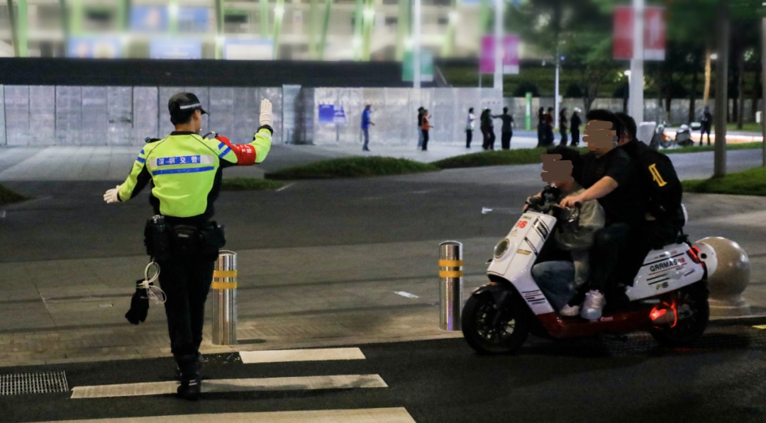4人挤一辆“电鸡”闯滨海大道?交警:上门查人扣车! 4人挤一辆“电鸡”闯滨海大道?交警:上门查人扣车!