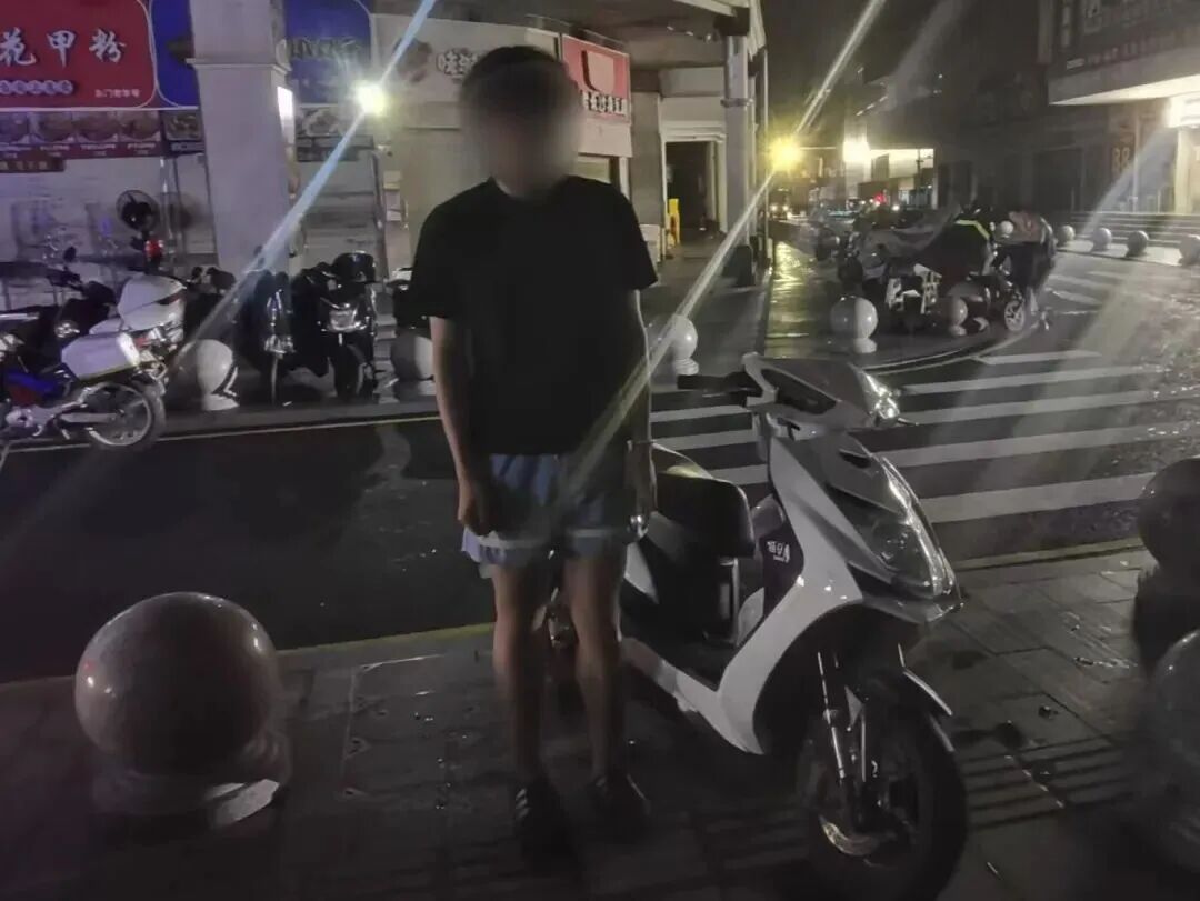 4人挤一辆“电鸡”闯滨海大道?交警:上门查人扣车! 4人挤一辆“电鸡”闯滨海大道?交警:上门查人扣车!