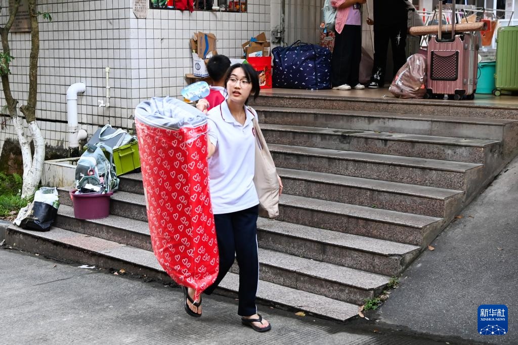 这些学子的行囊，朴素亦自有荣光