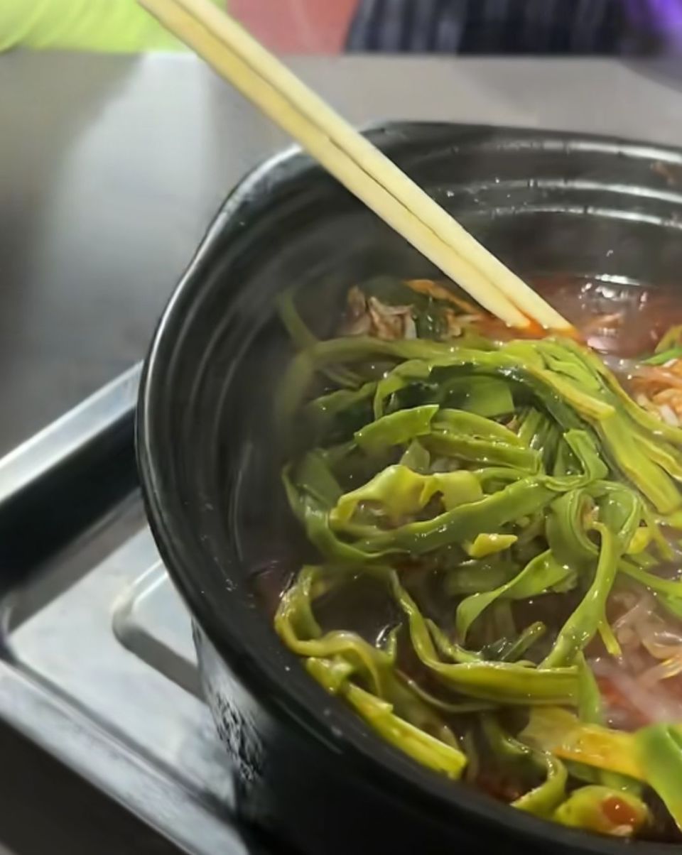 商家回应“麻辣烫贡菜5毛钱一根”争议:2元一份明码标价,且最终未收钱 商家回应“麻辣烫贡菜5毛钱一根”争议:2元一份明码标价,且最终未收钱
