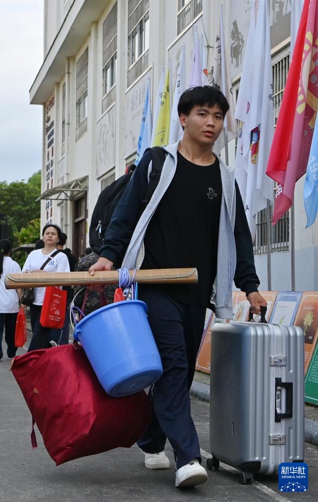 这些学子的行囊，朴素亦自有荣光
