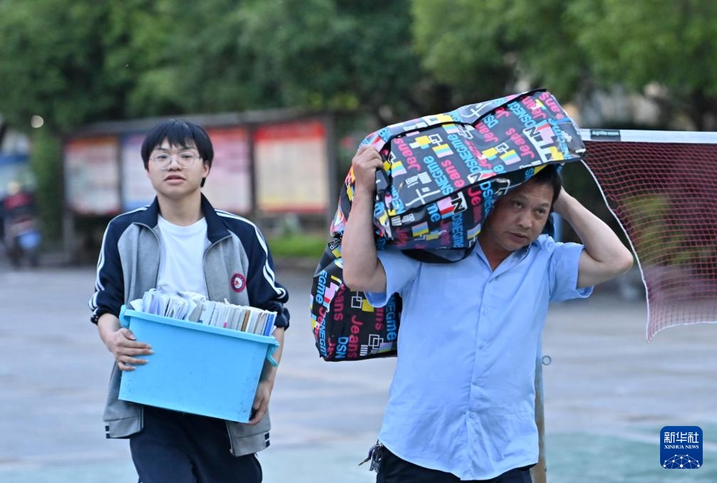 这些学子的行囊，朴素亦自有荣光