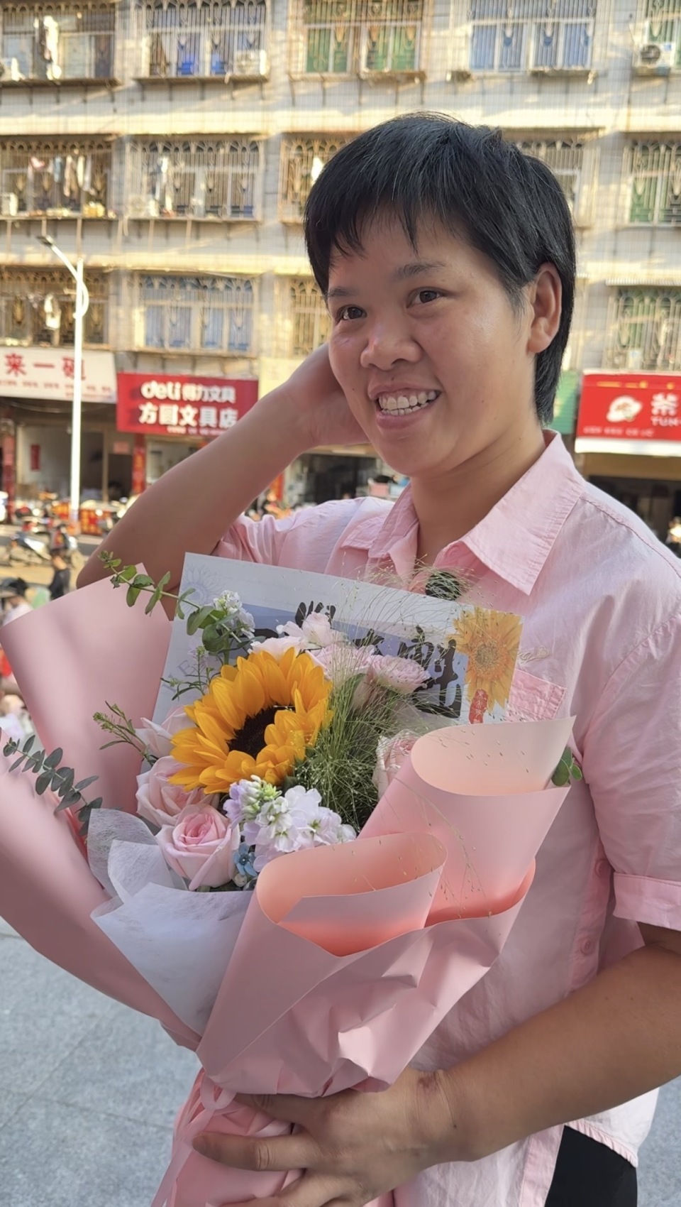 40岁单亲妈妈“扛楼养家16年”:祁东考场外拥抱女儿“挣钱往后放,陪考只有一次” 40岁单亲妈妈“扛楼养家16年”:祁东考场外拥抱女儿“挣钱往后放,陪考只有一次”