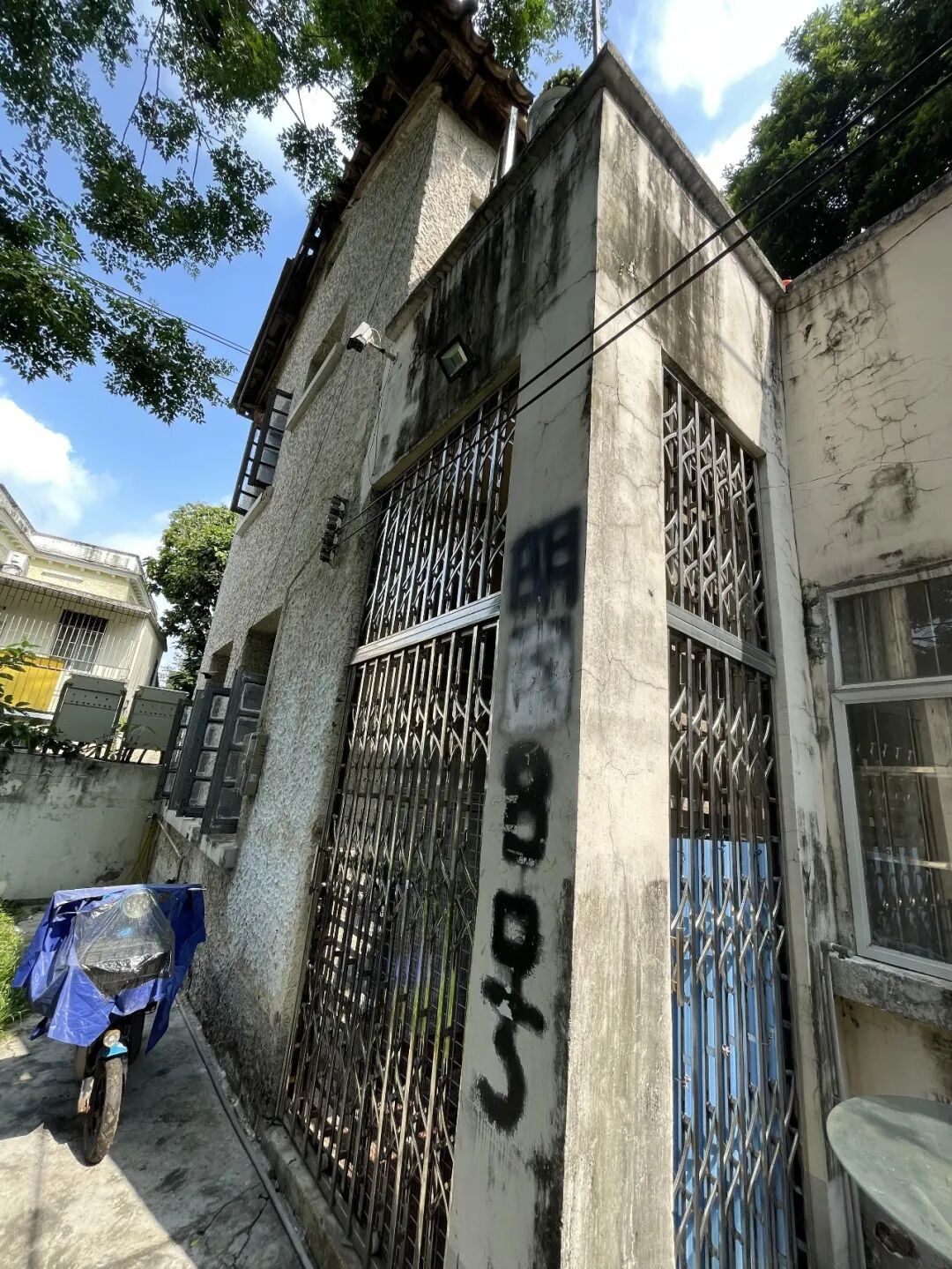 广州明园一华侨房屋被看管人霸占,七旬产权委托人盼收回房屋,打造纪念馆;看管人:我有委托书,干嘛要走;律师:现居住人已构成无权占有 广州明园一华侨房屋被看管人霸占,七旬产权委托人盼收回房屋,打造纪念馆;看管人:我有委托书,干嘛要走;律师:现居住人已构成无权占有