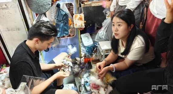 两眼一睁就是做小羊 每天睡三四小时 新疆“富贵小羊”摊主累出两层眼袋 两眼一睁就是做小羊 每天睡三四小时 新疆“富贵小羊”摊主累出两层眼袋