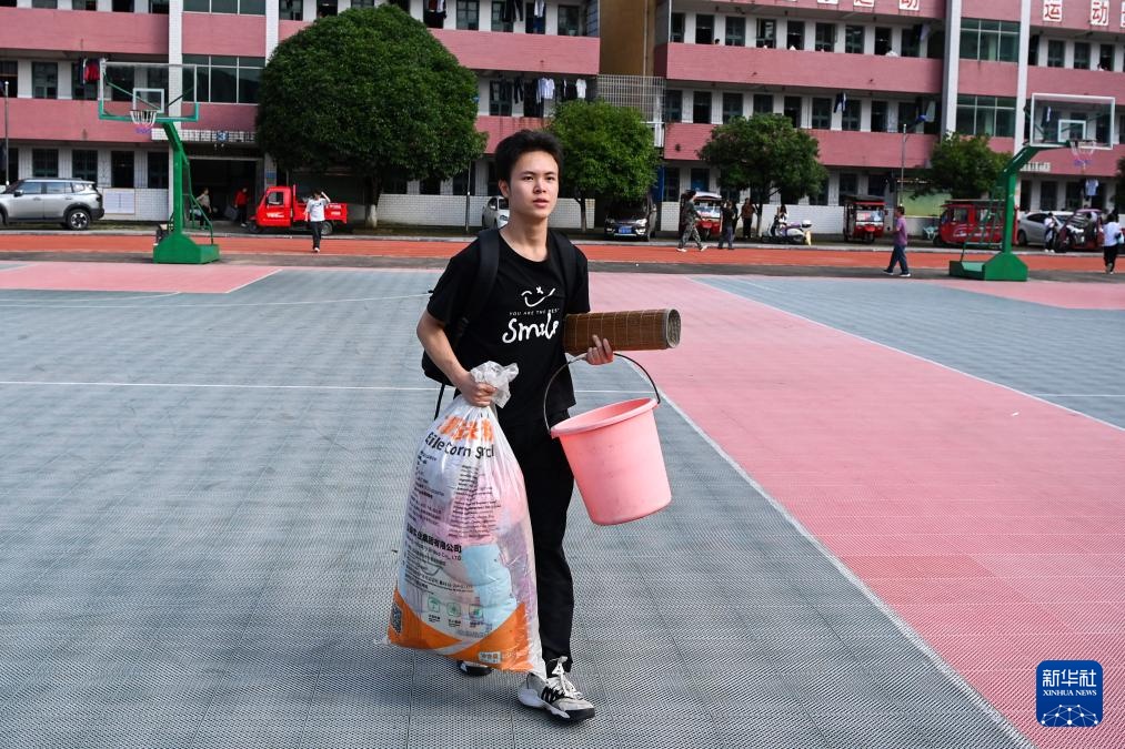 这些学子的行囊，朴素亦自有荣光