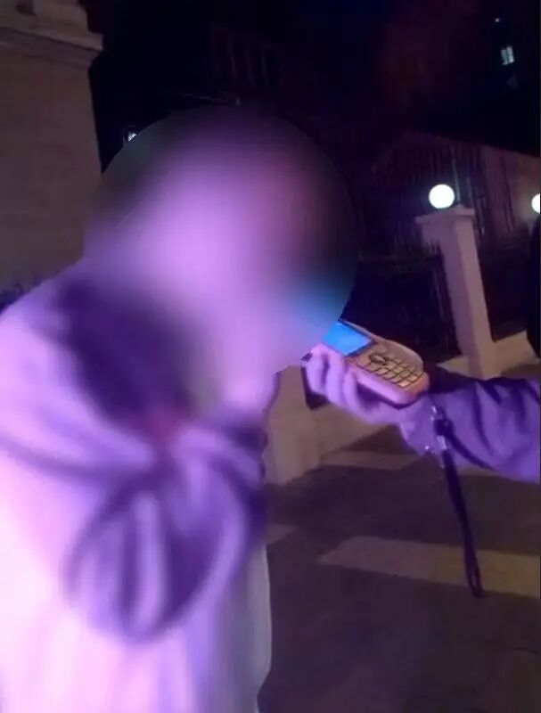 上海一醉酒司机把车停路中央,昏睡45分钟叫不醒,目前涉事司机已被采取刑事强制措施 上海一醉酒司机把车停路中央,昏睡45分钟叫不醒,目前涉事司机已被采取刑事强制措施