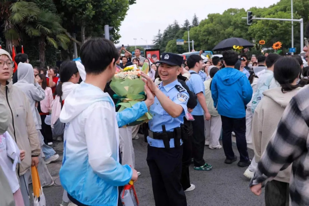 高考考场外,那个捧着花的警察爸爸…… 高考考场外,那个捧着花的警察爸爸……