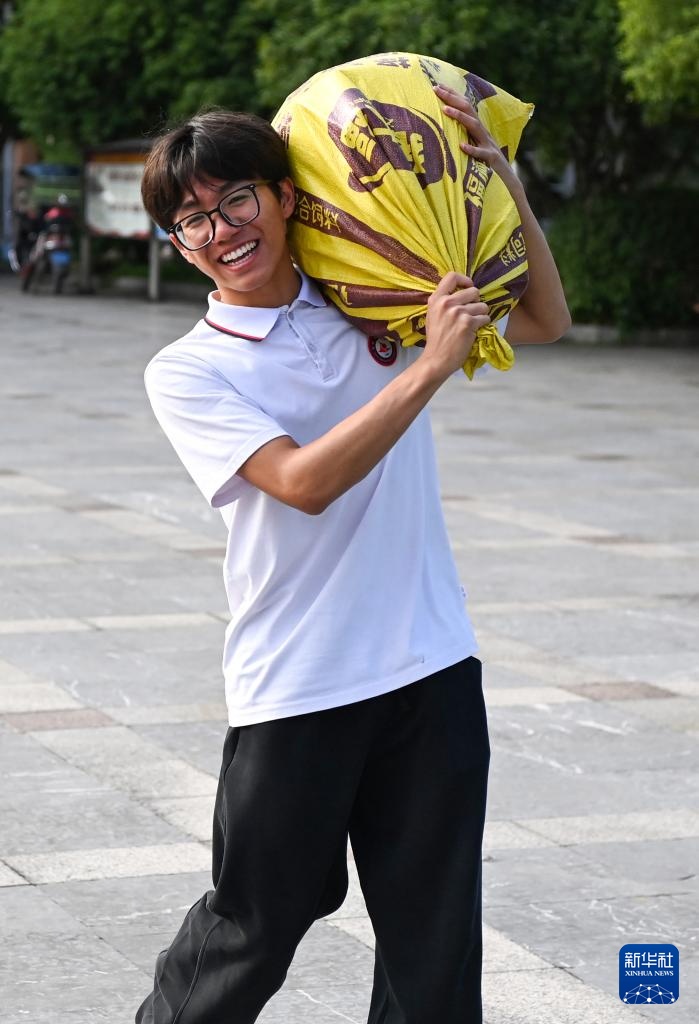 这些学子的行囊，朴素亦自有荣光