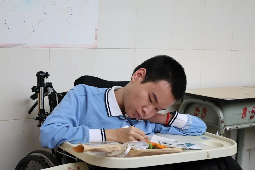云南少年获批高考增加30%作答时间，交卷后的故事更让人感动