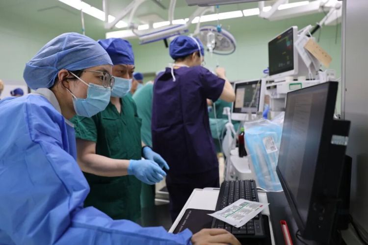 常州一男子不慎坠落,被58厘米钢筋斜插贯穿腰腹!生命危在旦夕…… 常州一男子不慎坠落,被58厘米钢筋斜插贯穿腰腹!生命危在旦夕……