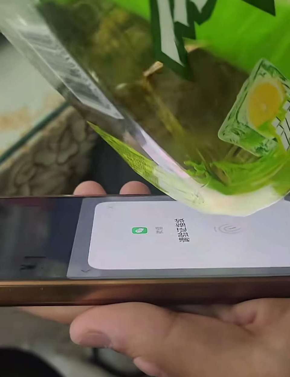 网友称饮料瓶按压指纹锁可解锁手机还能完成支付？vivo客服：第一次听说这种情况