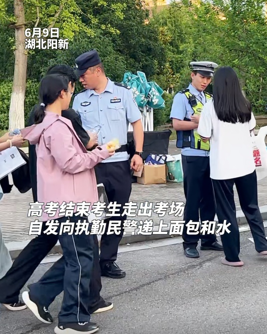 这一刻,暖!护考民警收到一群少年最“直白”的致谢 这一刻,暖!护考民警收到一群少年最“直白”的致谢