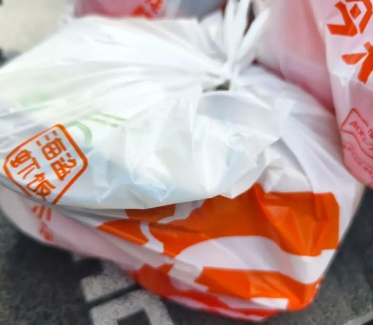 收到这样的外卖可当场拒收!外卖新规落地10天,记者探访→ 收到这样的外卖可当场拒收!外卖新规落地10天,记者探访→