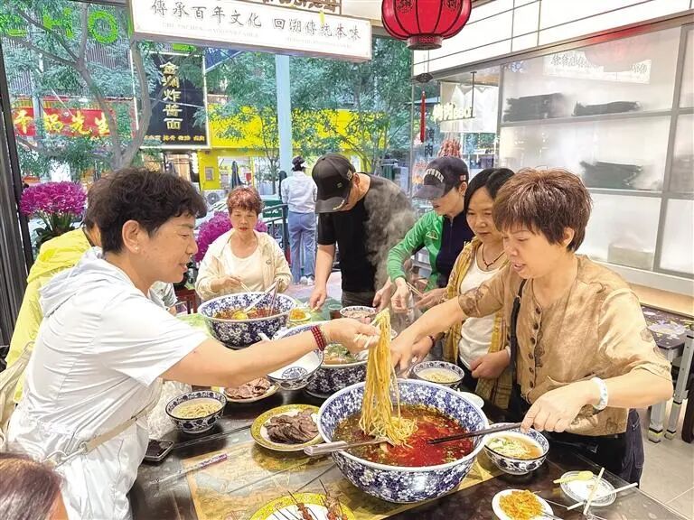坚守本味不改 花样创意频出!兰州牛肉拉面解锁多元吃法焕新出圈 坚守本味不改 花样创意频出!兰州牛肉拉面解锁多元吃法焕新出圈