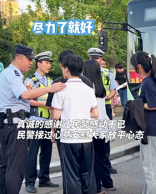 这一刻,暖!护考民警收到一群少年最“直白”的致谢 这一刻,暖!护考民警收到一群少年最“直白”的致谢