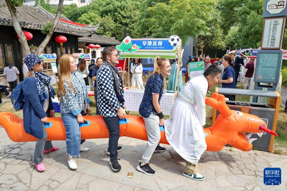 江苏南通:外国友人体验中国传统文化 江苏南通:外国友人体验中国传统文化