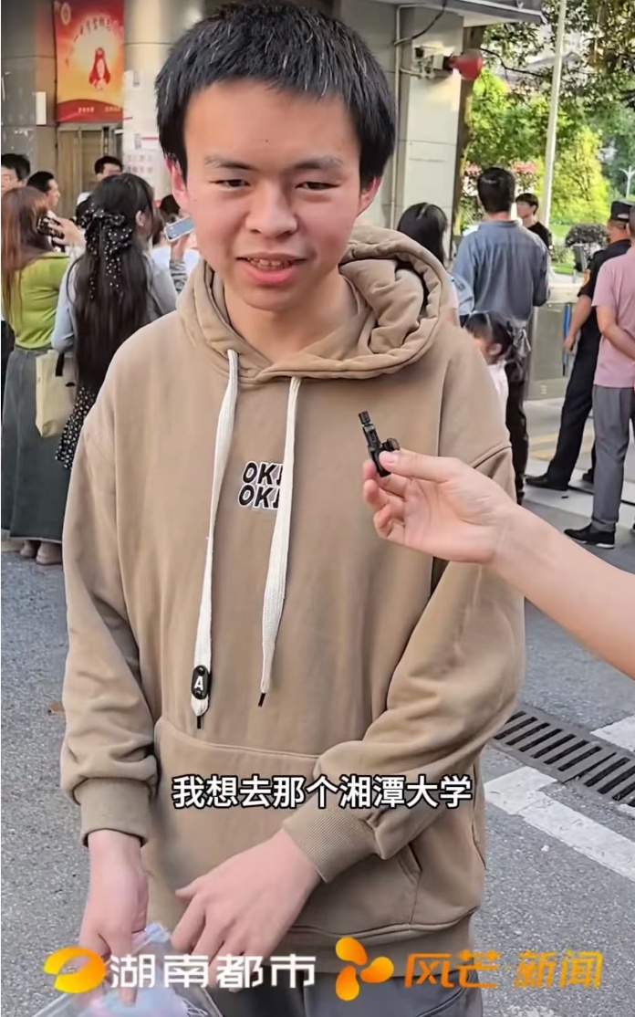 60岁父亲背8个土鸡蛋接高考儿子,高校回应! 60岁父亲背8个土鸡蛋接高考儿子,高校回应!
