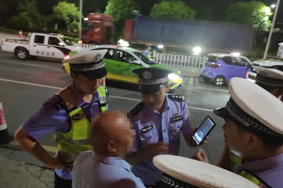 男子酒驾遇检查,竟让怀孕女儿当场换座位顶包 男子酒驾遇检查,竟让怀孕女儿当场换座位顶包