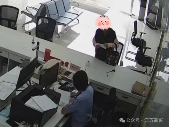 去世32年母亲的照片被民警找到,她愣了一下,放声大哭…… 去世32年母亲的照片被民警找到,她愣了一下,放声大哭……