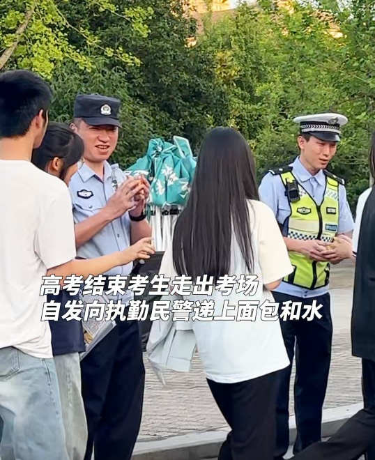 这一刻,暖!护考民警收到一群少年最“直白”的致谢 这一刻,暖!护考民警收到一群少年最“直白”的致谢