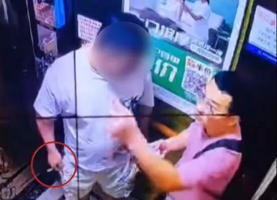 男子制止电梯内抽烟反被辱骂、殴打!当事人:再也不管这种事… 男子制止电梯内抽烟反被辱骂、殴打!当事人:再也不管这种事…