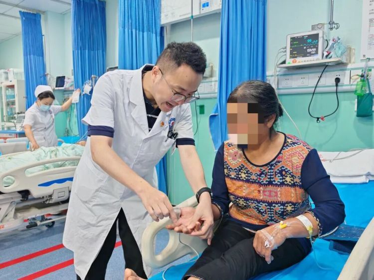 绵阳一六旬老人遭蛇咬伤，一个“神操作”救了她一命，医生提醒