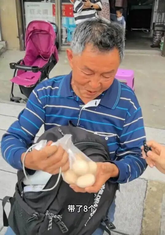 60岁父亲背8个土鸡蛋接高考儿子,高校回应! 60岁父亲背8个土鸡蛋接高考儿子,高校回应!