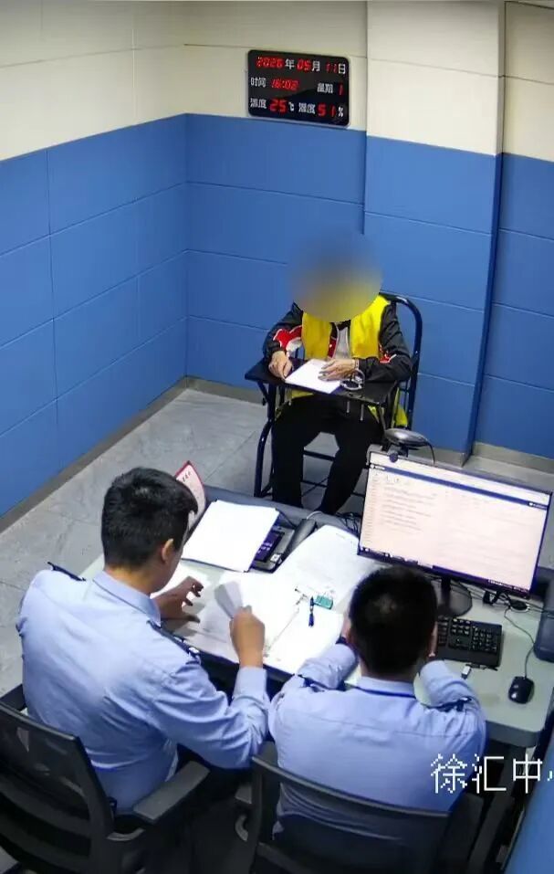 事发上海!一辆特斯拉凌晨在交通要道静止45分钟,拍打车窗司机毫无反应 事发上海!一辆特斯拉凌晨在交通要道静止45分钟,拍打车窗司机毫无反应