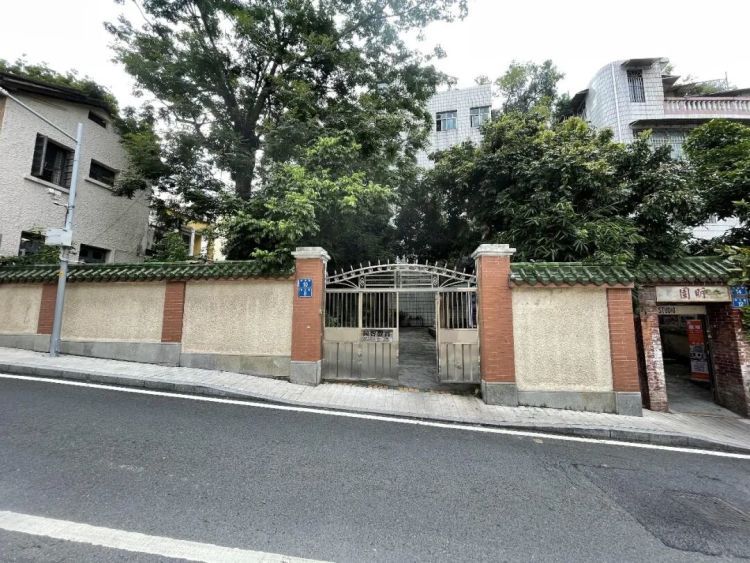 每月花两三千雇佣一对夫妻看管祖宅，却被“鸠占鹊巢”，有产证也收不回！居住人回应：危楼也要住……