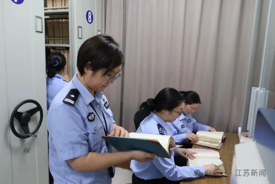 去世32年母亲的照片被民警找到,她愣了一下,放声大哭…… 去世32年母亲的照片被民警找到,她愣了一下,放声大哭……