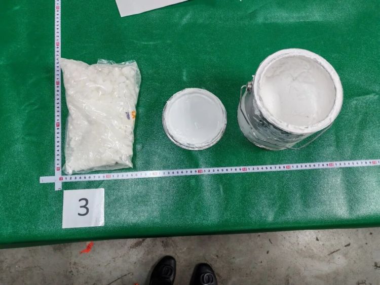 广州海关在油漆桶内查获一批毒品氯胺酮(俗称“K粉”) 广州海关在油漆桶内查获一批毒品氯胺酮(俗称“K粉”)